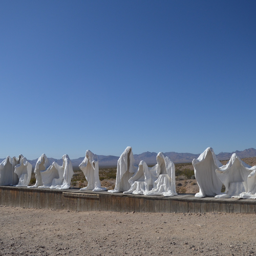 Wat doen deze ‘spoken’ midden in de woestijn van Nevada?