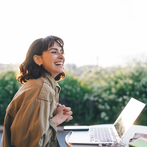 Skip je herfstdip: zo woon en werk je een maand gratis op Sardinië