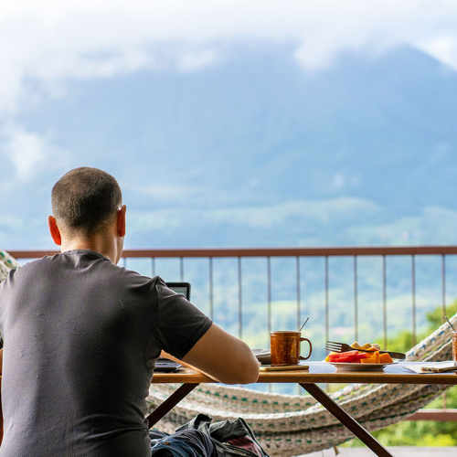 Je zoomachtergrond faken is niet langer nodig op deze topbestemmingen voor digital-nomads