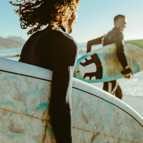 Surf’s up! De meest adembenemende surfbestemmingen in Europa