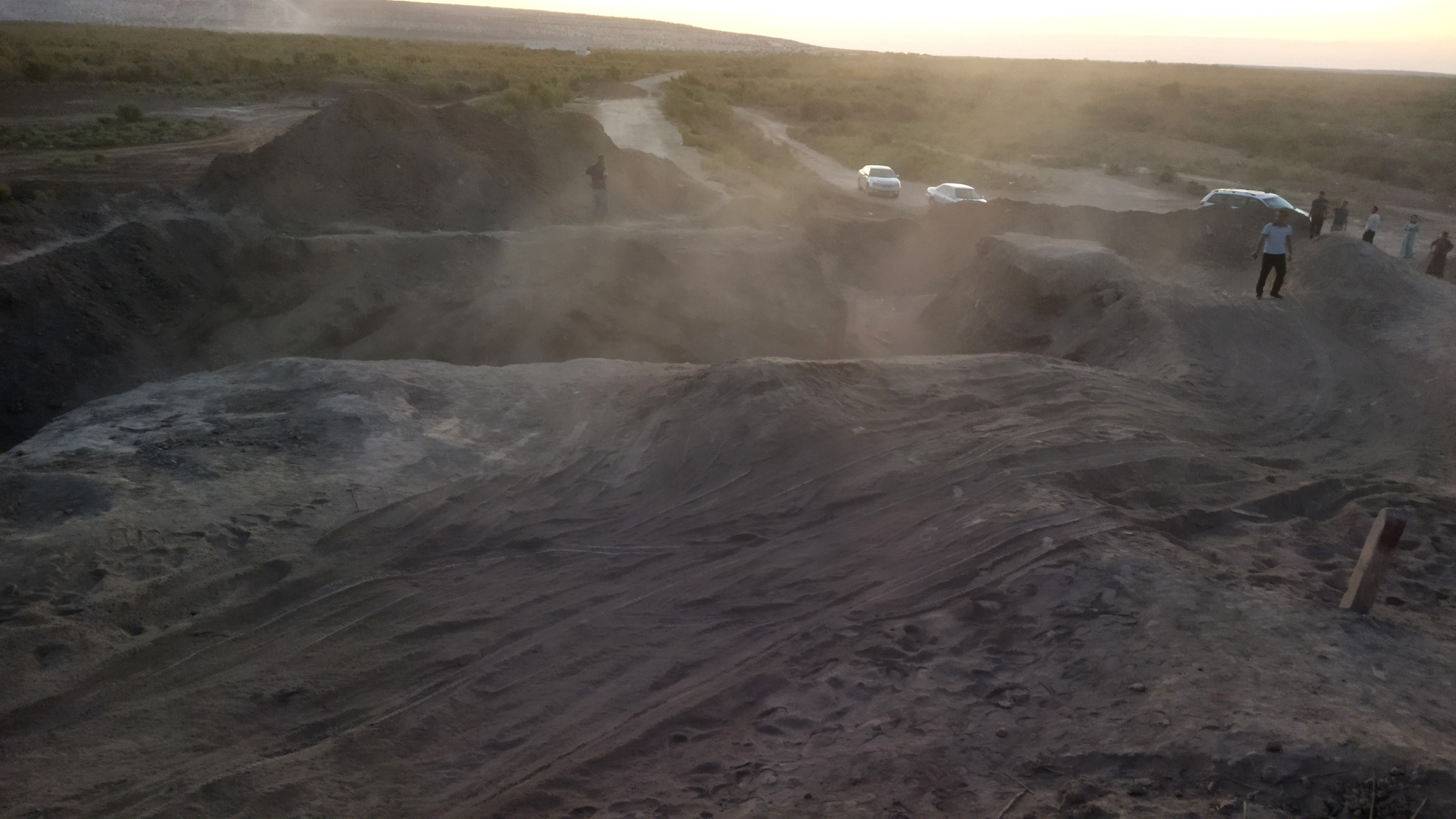 passengers_on_taxis_bypass_police_checkpoints_through_Karakum_desert_to_travel_from_region_to_region_during_covid_lockdown-1642608718