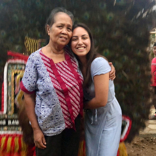 Karlijn (27) reisde naar Indonesië om haar biologische oma te ontmoeten: “We pakten elkaar stevig vast”