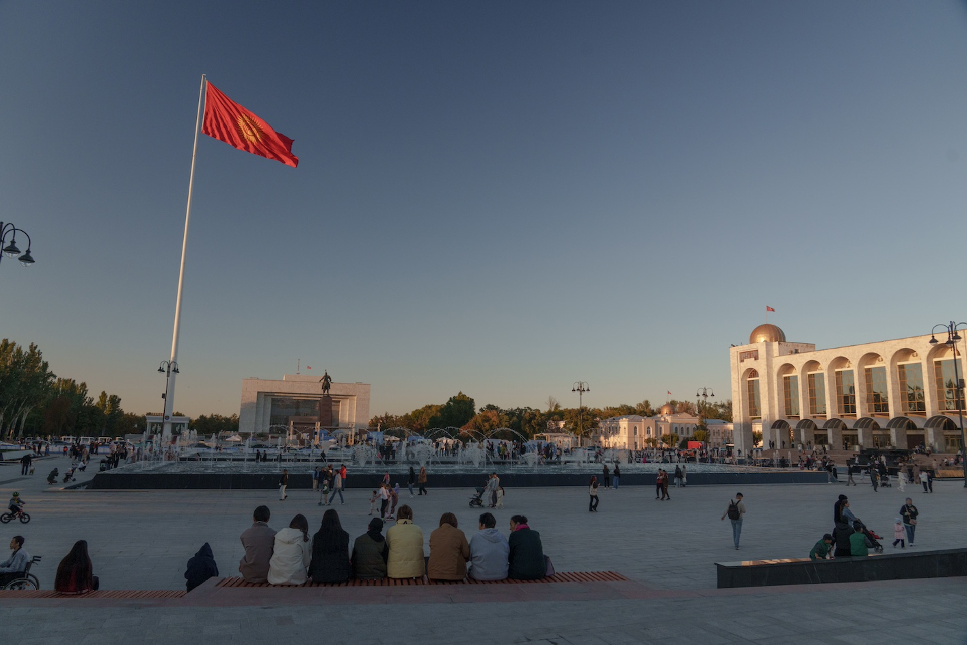 Het_onlangs_vernieuwde_centrale_plein_in_Bisjkek__3_-1729088264