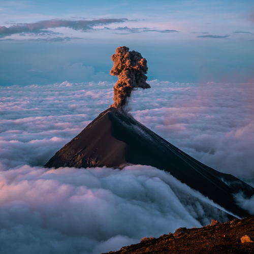 Beklauter een actieve vulkaan in Guatemala