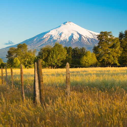 Adrenalinejunk? Zo ziet een helikopterbungee in een actieve vulkaan eruit