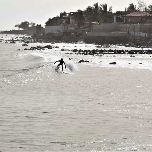 Van houten planken tot wereldberoemde golven: Surfen in Dakar