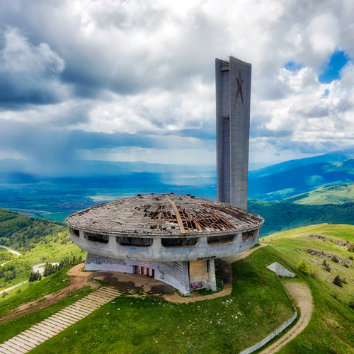 De vervallen Sovjetarena midden in het Bulgaarse Balkangebergte
