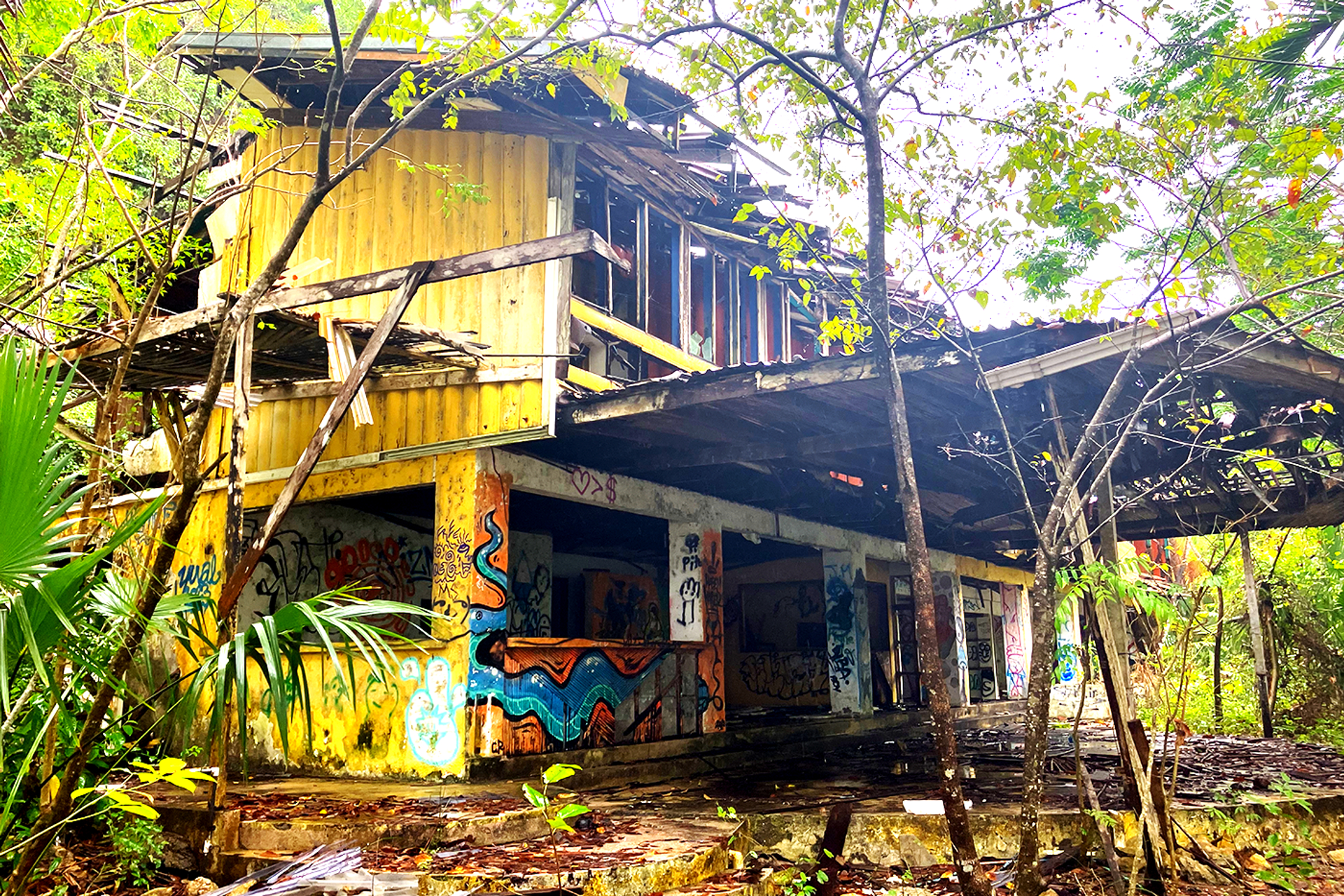 SUNSET-REEF-HOTEL-SANTA-TERESA-SEM-BERGMAN-TRAVELS-Bram-Megens_2-1708511982