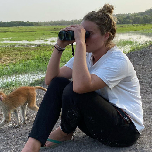 Eva leefde wekenlang met apen in de Gambiaanse wildernis: “Ik werd echt onderdeel van de familie”