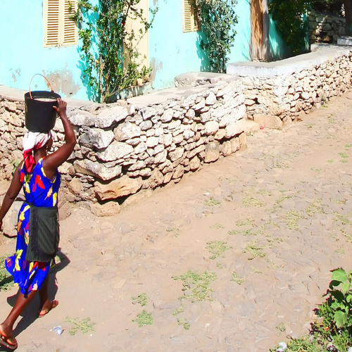 De vrolijke kleuren op dit eiland leiden af van een zwaar verleden