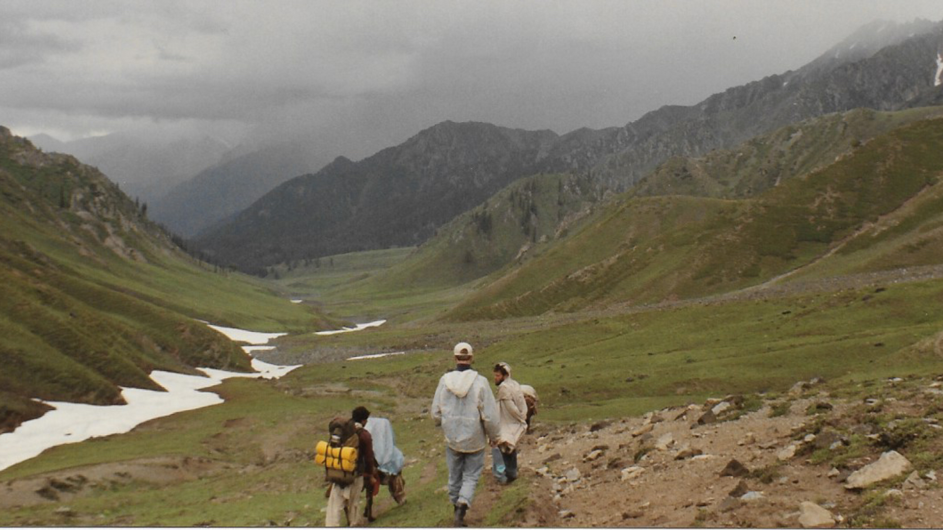 14_Pakistan_trek_Kalam-Dir_over_de_pas-1729681226