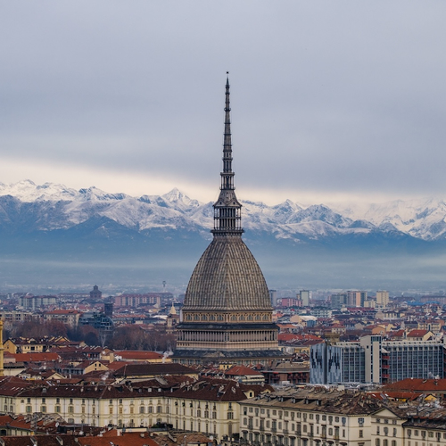 Achter de hoge toppen van de Alpen verschuilt zich een koninklijk Turijn