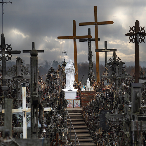 Meer dan honderdduizend kruizen bedekken de griezeligste heuvel in Europa