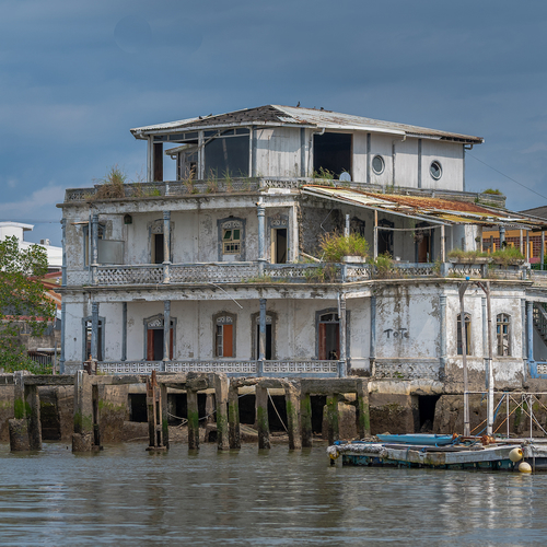 Waarom is Costa Rica bezaaid met verlaten gebouwen?