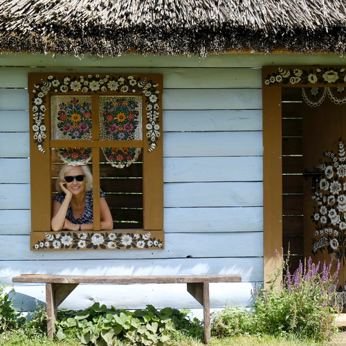 In dit dorp laten vrouwen geen huis onbeschilderd