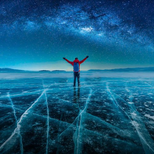 Zo ziet schaatsen op het oudste en diepste meer ter wereld eruit