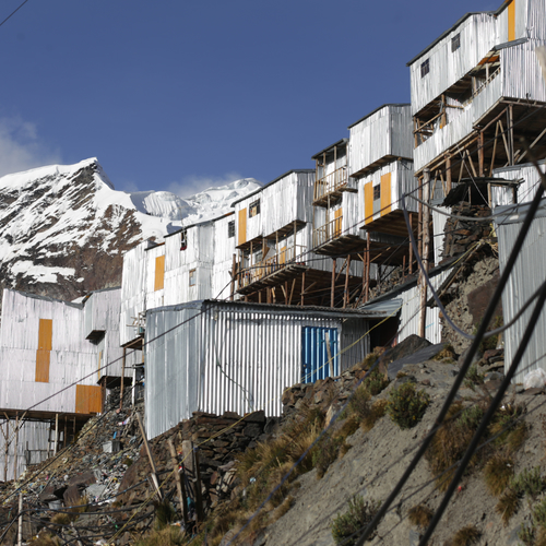 Het leven in de hoogste stad ter wereld: "Een verstikkende ruïne"