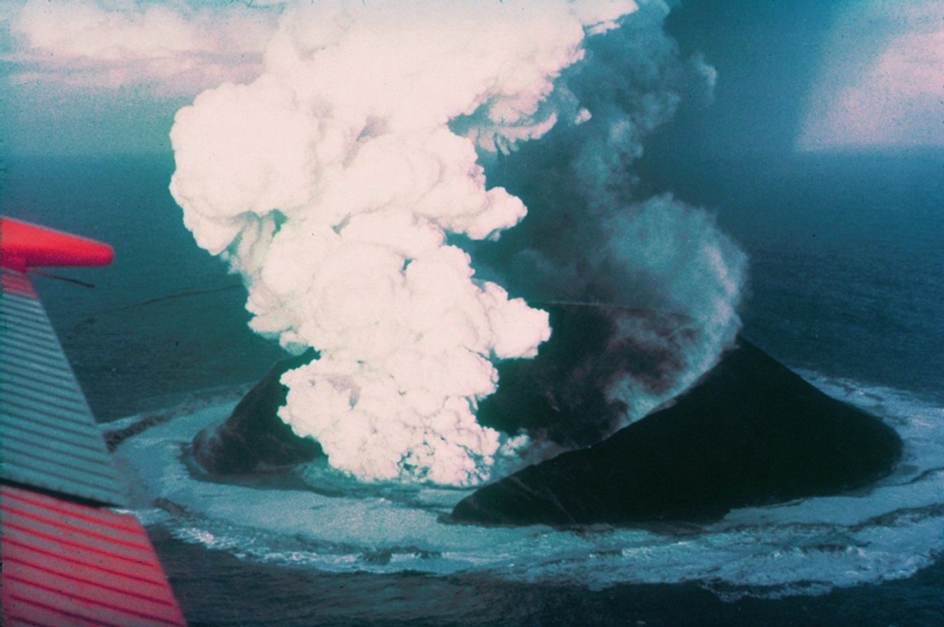 Surtsey_eruption_1963-1695891158