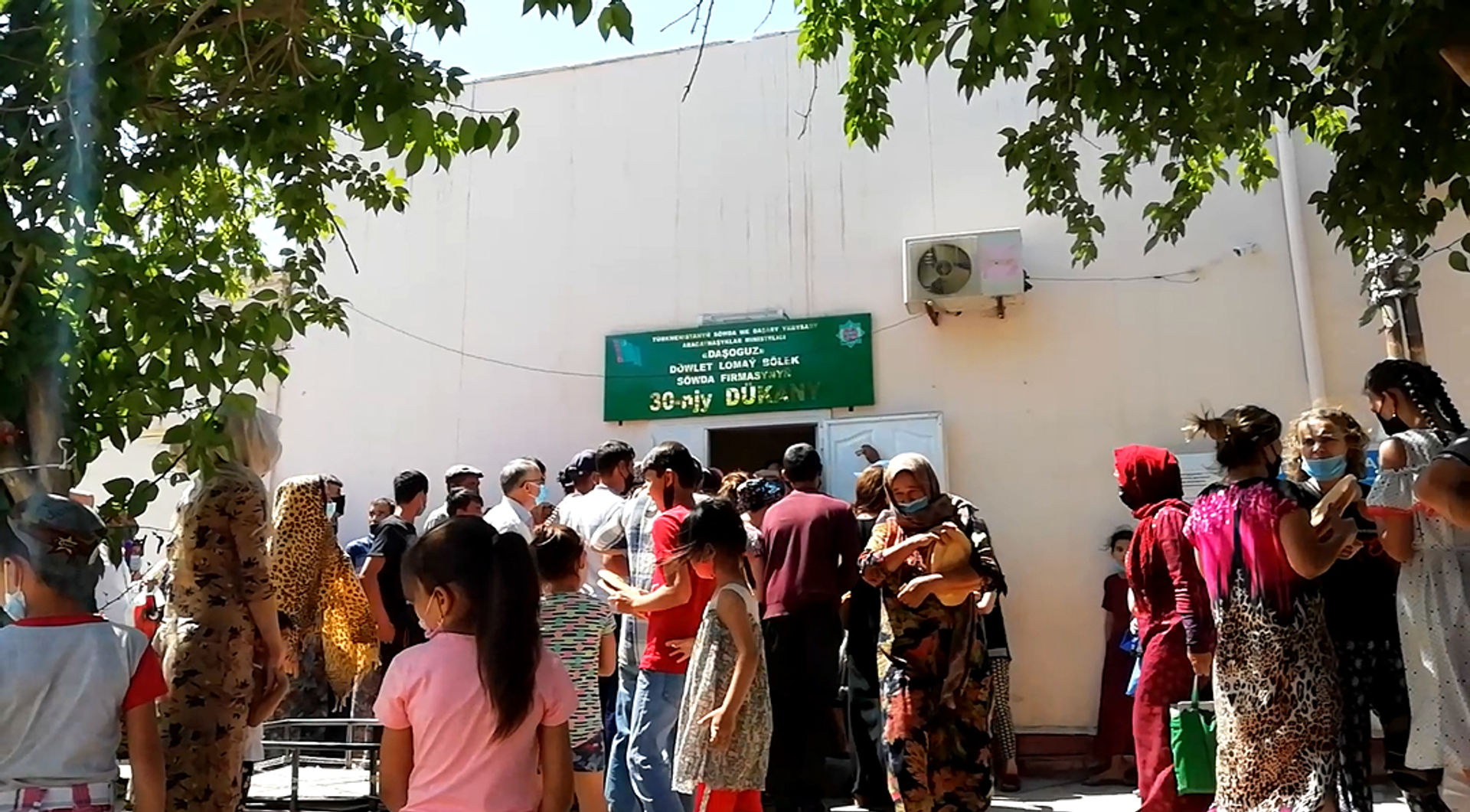 bread-queue-Turkmenistan-1642608696