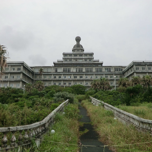 Dit griezelgebouw was ooit het grootste luxe hotel van Japan