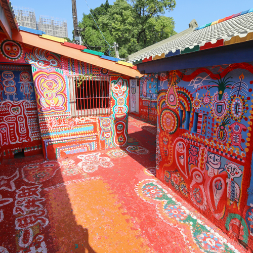 Hoe Rainbow Grandpa zijn volledige dorp in kunst veranderde