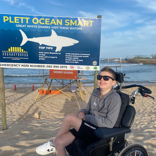 Twan (13) reist ondanks zijn rolstoel de wereld over: “Ik heb al 32 vlaggetjes verzameld”