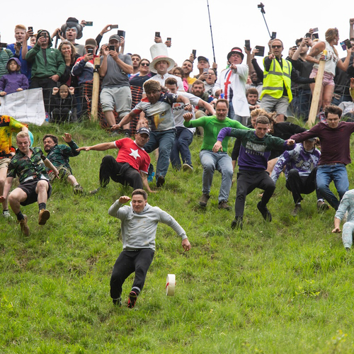Op Cooper’s Hill riskeren deelnemers botbreuken voor een bol kaas: “Mijn tactiek? Gewoon rollen”