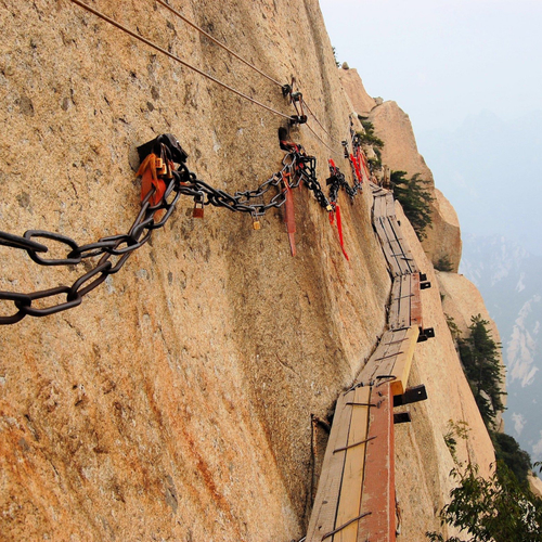 Dunne planken langs een afgrond: dit is misschien wel de engste hike ter wereld