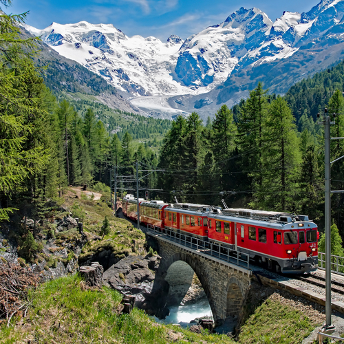 Dwars door de Zwitserse Alpen: in de Bernina Express kijk je uit op schilderachtige bergen en helderblauwe meren