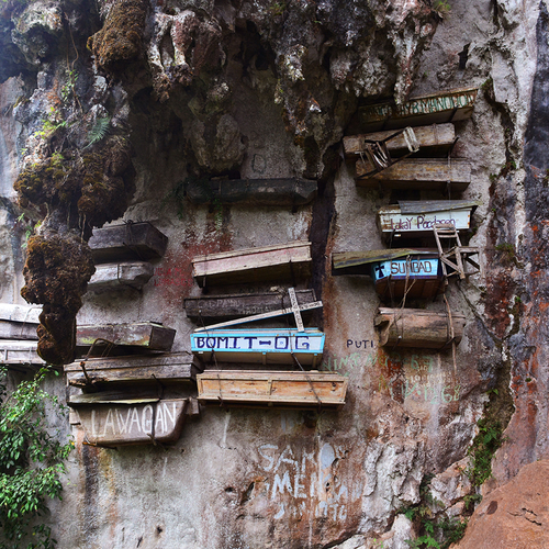 Honderden doodskisten hangen aan kliffen in de Filipijnen