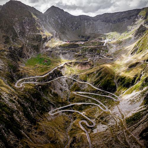 Duizel weg in de vlijmscherpe bochten van de Roemeense Transfăgărășan-route