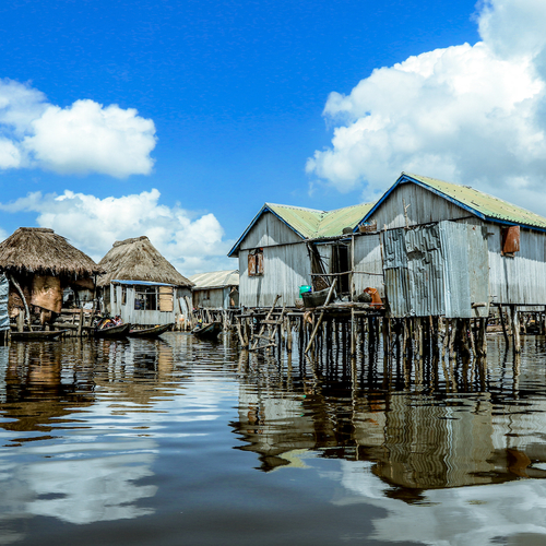 Het grootste Afrikaanse dorp op stelten heeft een bijzonder verhaal