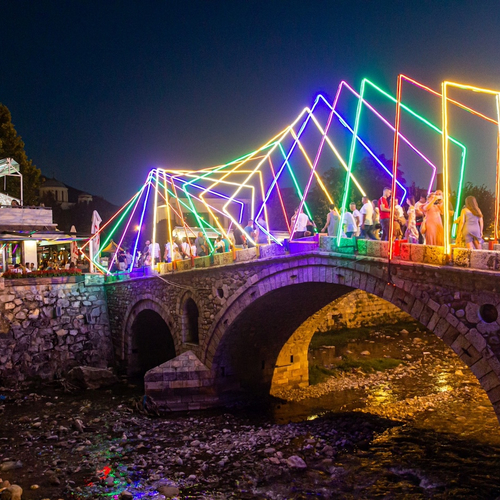 Deze Kosovaarse stad combineert een bruisend nachtleven moeiteloos met wonderschone natuur
