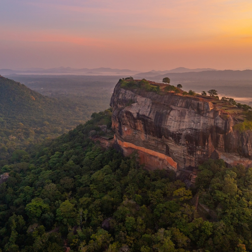 Een donkere klim naar de top van Pidurangala Rock: “Opeens voel ik een donzige vacht langs mijn been”