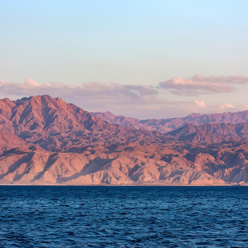 Dodelijk meer op bodem van de Rode Zee is een begraafplaats voor vissen en garnalen