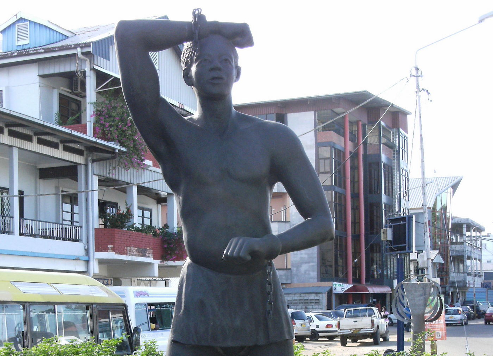 Kwakoe_statue__Paramaribo-1688037194