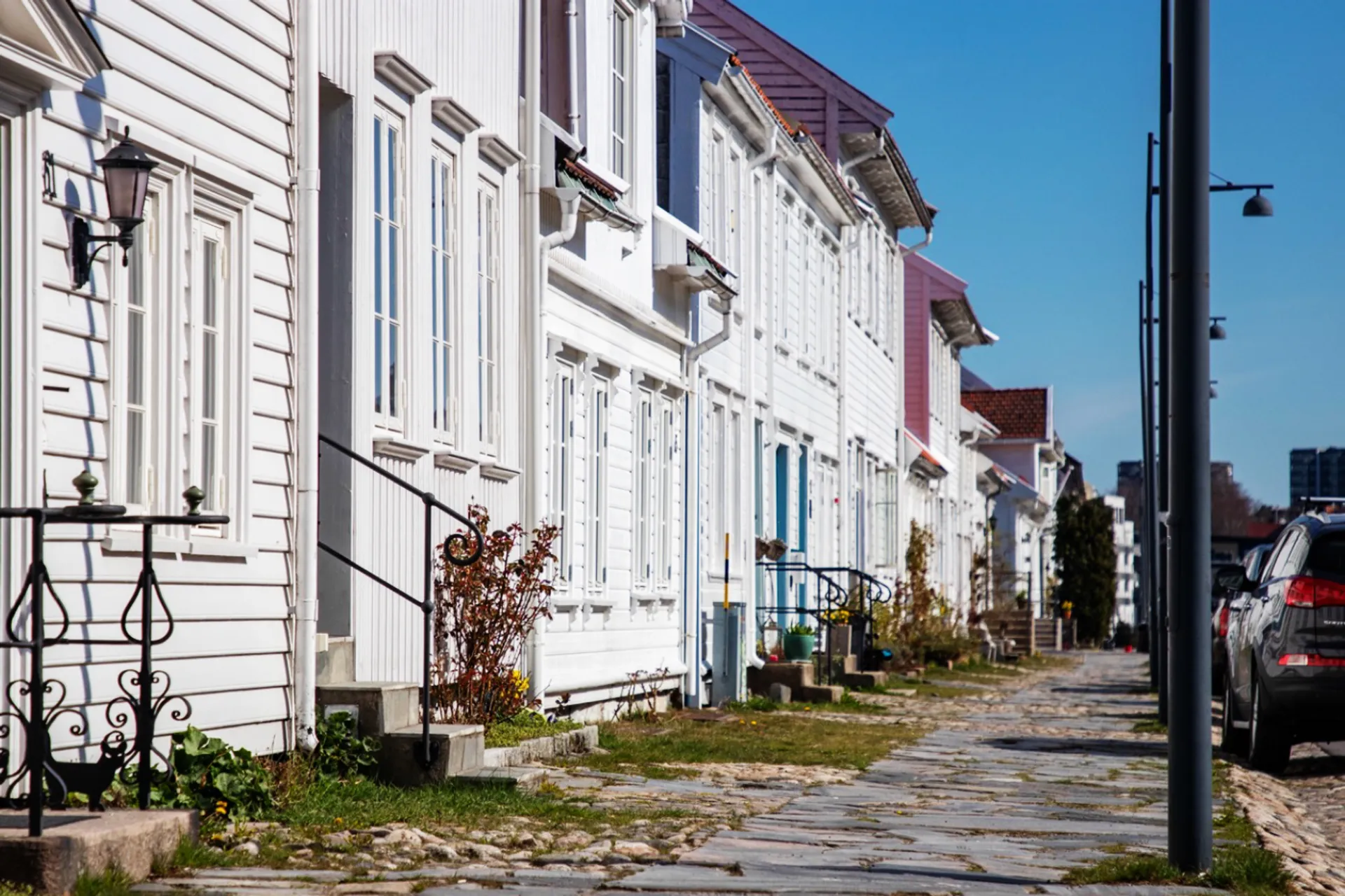 3OR_white_wooden_houses_Kristiansand_Noorwegen-1652130530