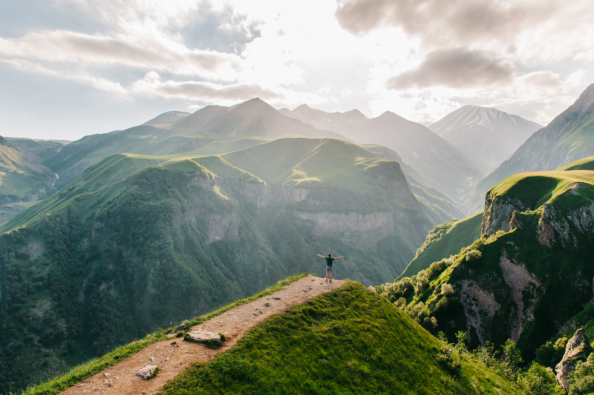 Afbeelding van Via de nieuwe Transcaucasian Trail loop je dwars door de bergen van Europa naar Azië