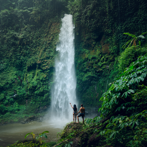 Instagram versus reality: hoe de perfecte waterval-foto in Bali tot stand komt