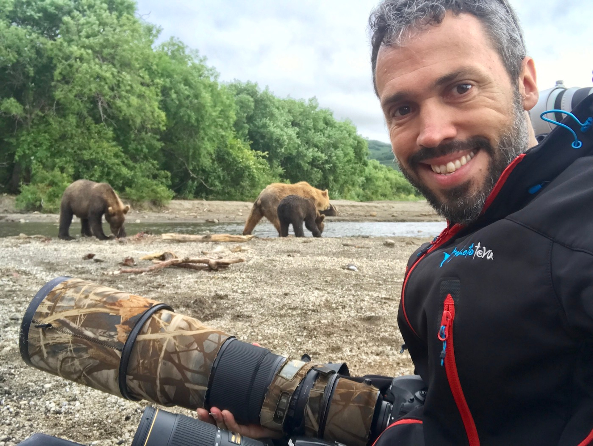 Roie_Galitz_Photographing_Bears-1697117385