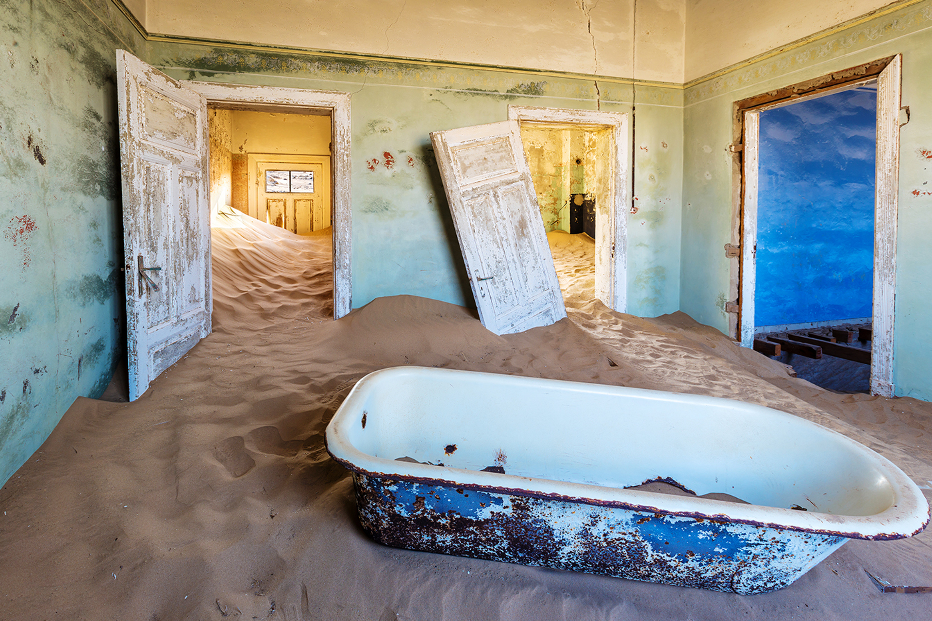 3OR_Kolmanskop_badkuip_huis_Namibie_-1658173706