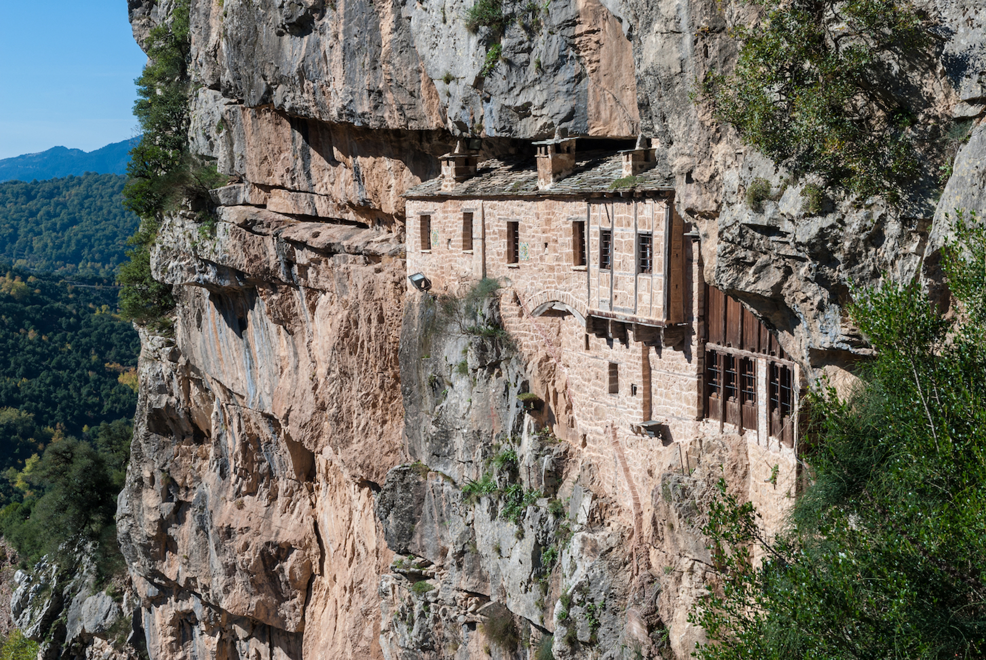 dinosmichail___shutterstock.com-1684318593