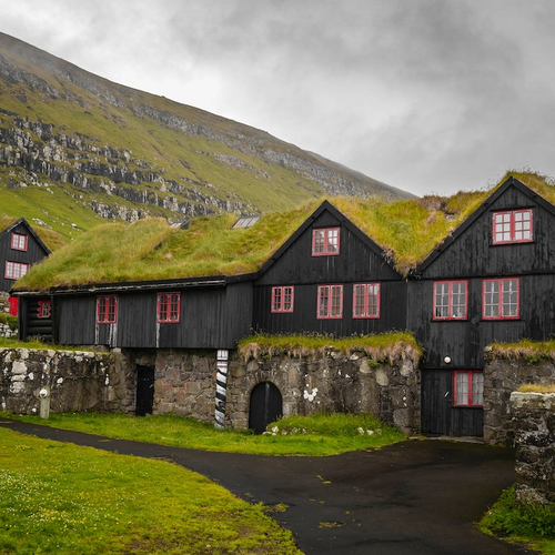 In deze 900 jaar oude boerderij werd de belangrijkste brief van de Faeröer geschreven
