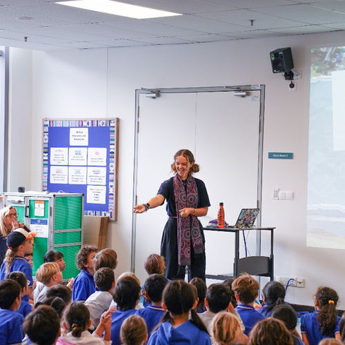 Zeilend door plastic soep: Sydney Steenland (20) strijdt voor een wereld zonder afval