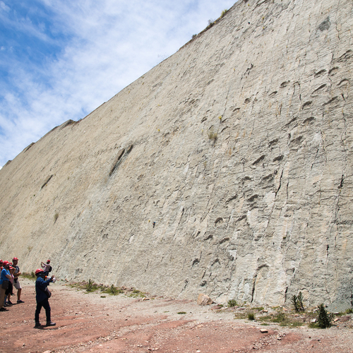 Het wereldrecord voor meeste dinovoetafdrukken vind je op deze honderd meter hoge rotswand