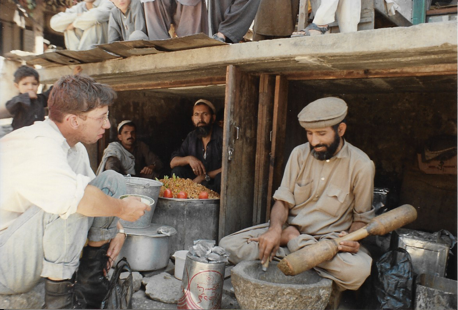 18_Pakistan_Dir_ontbijt_op_straat_naast_de_productie_van_een_soort_pruimtabak-1729681745