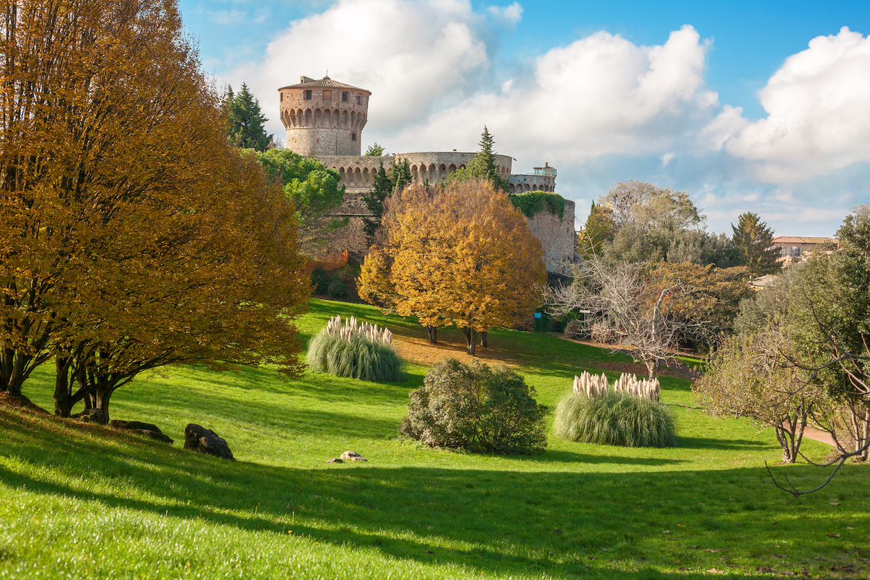 volterra door andras_csontos : Shutterstock.com