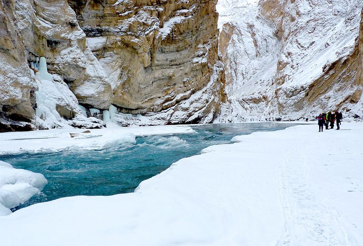Another_frozen_water_fall_and_trekkers_on_chadar_trek