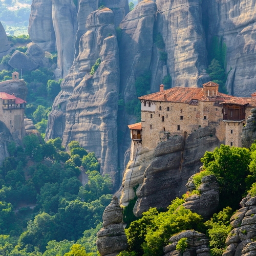 Deze zwevende kloosters kan je gewoon in Europa bewonderen