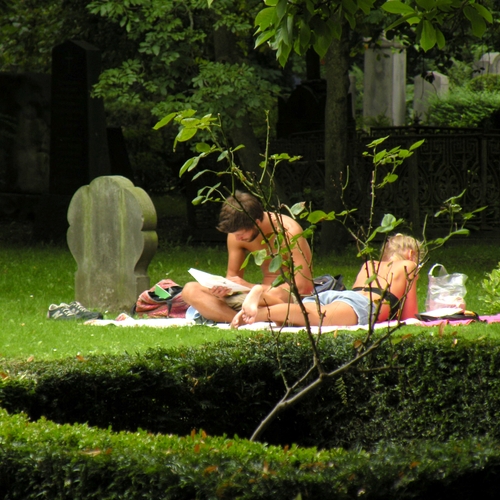 Zonnebaden op een begraafplaats is in Denemarken doodnormaal